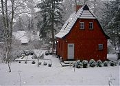 Ferienhaus, mit Schnee bedeckt