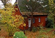 Ferienhaus im herbst, mit Blättern